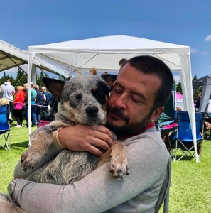 L'allevatore Marco coccola uno dei loro Australian Cattle Dog